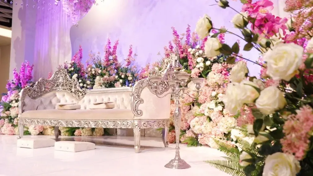 Pelamin bunga merah jambu dan ungu di Royal Ballroom, One City Subang Jaya