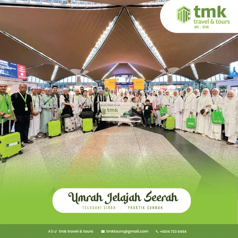 Jemaah umrah TMK Travel & Tours bersama sepanduk Umrah Jelajah Seerah di lapangan terbang