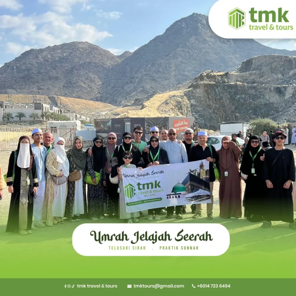 Kumpulan jemaah TMK Travel & Tours dalam ziarah di Madinah dengan sepanduk Umrah Jelajah Seerah