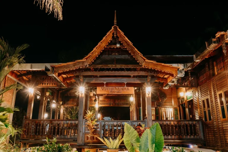 Pintu masuk Villa Bonda, rumah kayu tradisional Melayu di waktu malam, Masjid Tanah Melaka