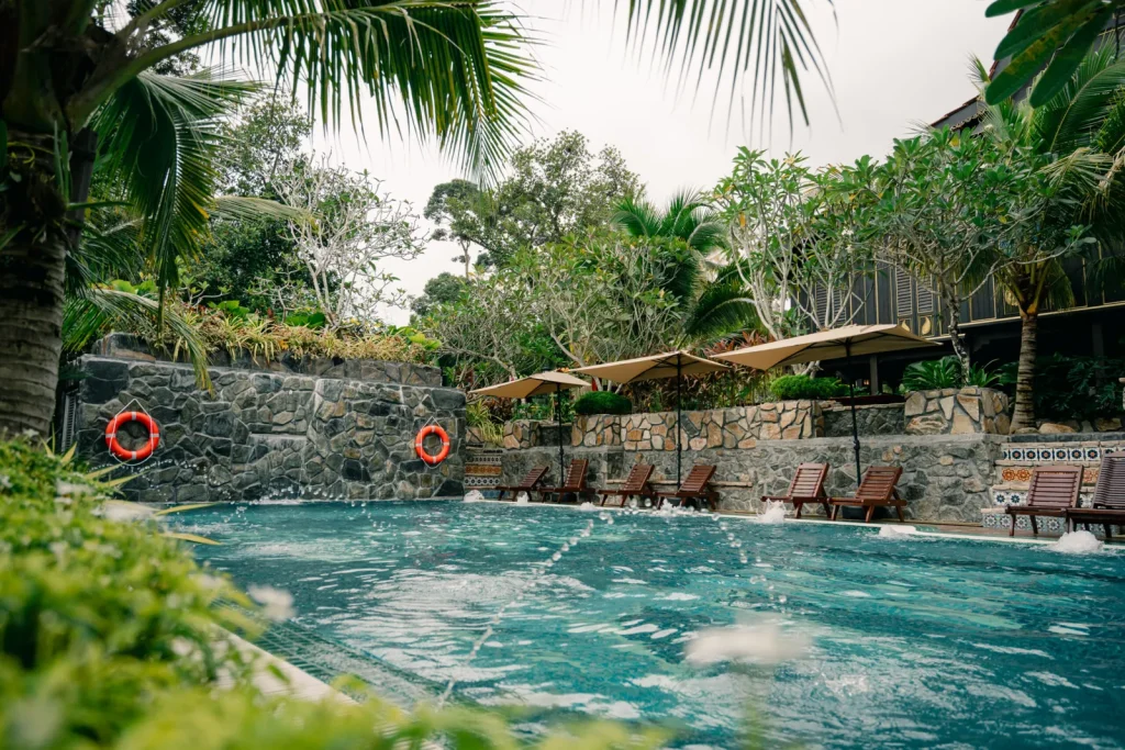 Kolam renang tiga peringkat Villa Bonda dengan kerusi rehat dan kawasan berteduh