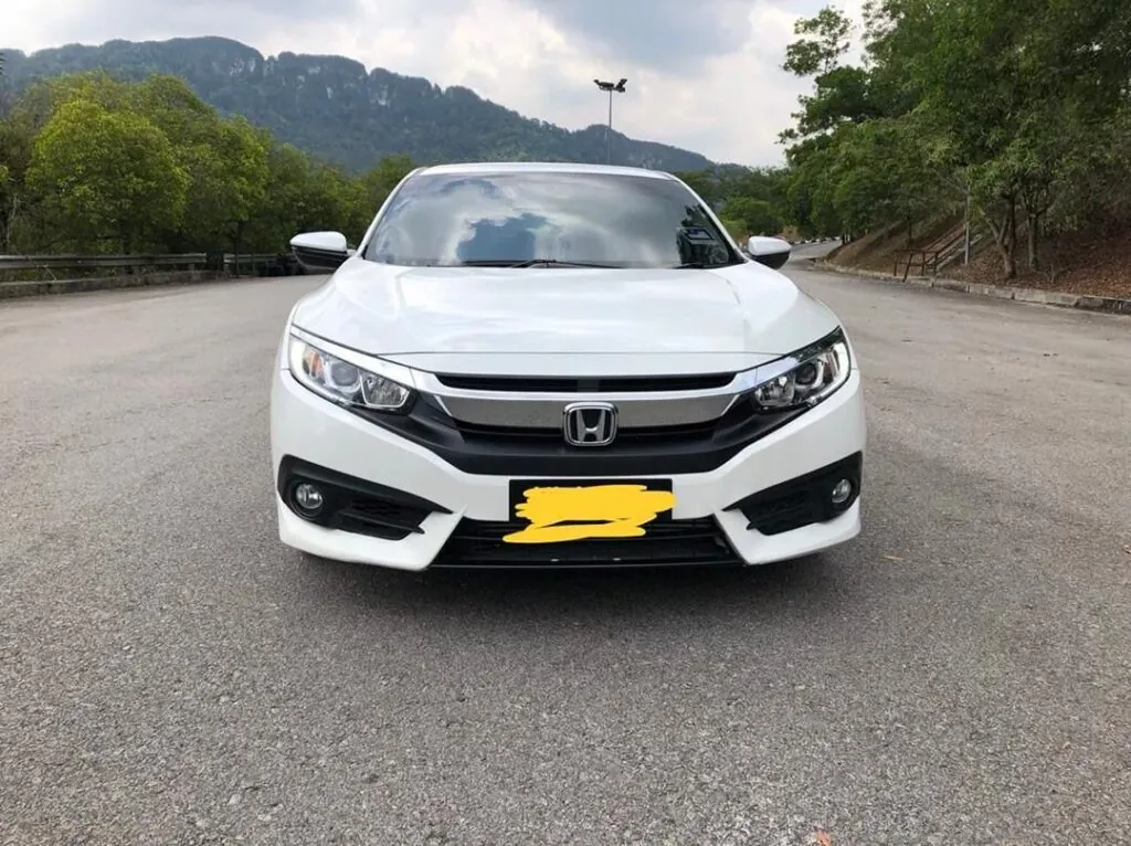 Sedan Honda Civic untuk disewa di KSM Car Rental